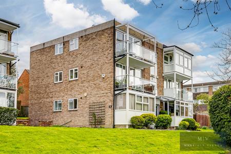 2 bedroom Flat for sale in Averil Grove, Upper Norwood, SW16
