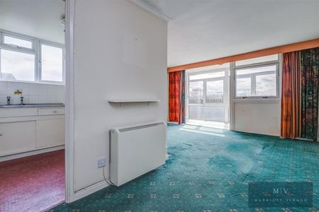 2 bedroom Flat for sale in Averil Grove, Upper Norwood, SW16