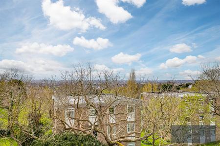 2 bedroom Flat for sale in Averil Grove, Upper Norwood, SW16