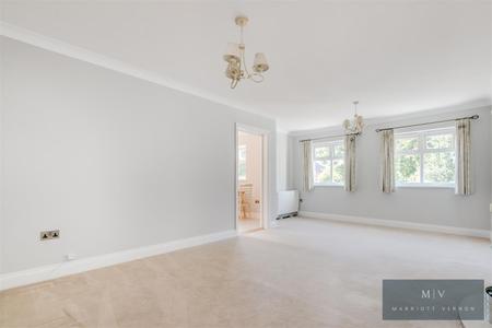 2 bedroom Flat for sale in Limpsfield Road, Warlingham