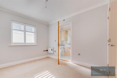 2 bedroom Flat for sale in Limpsfield Road, Warlingham
