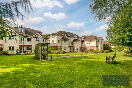 2 bedroom Flat for sale in Limpsfield Road, Warlingham