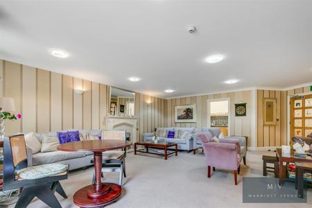 2 bedroom Flat for sale in Limpsfield Road, Warlingham