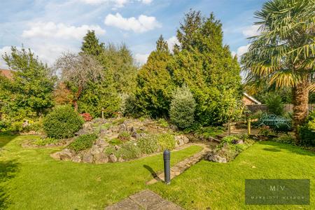 2 bedroom Flat for sale in Limpsfield Road, Warlingham