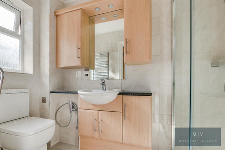 2 bedroom Flat for sale in Limpsfield Road, Warlingham
