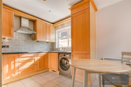 2 bedroom Flat for sale in Limpsfield Road, Warlingham