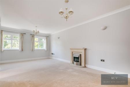 2 bedroom Flat for sale in Limpsfield Road, Warlingham