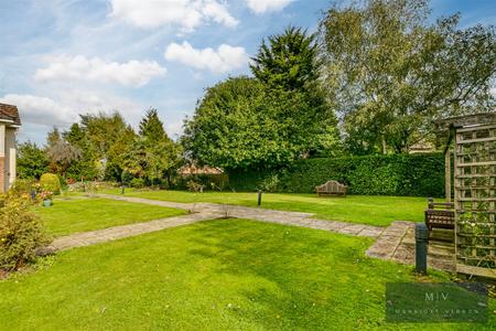2 bedroom Flat for sale in Limpsfield Road, Warlingham
