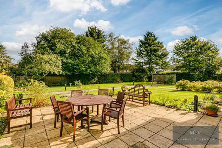 2 bedroom Flat for sale in Limpsfield Road, Warlingham