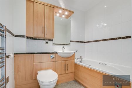 2 bedroom Flat for sale in Limpsfield Road, Warlingham