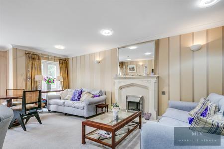 2 bedroom Flat for sale in Limpsfield Road, Warlingham