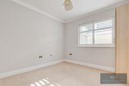 2 bedroom Flat for sale in Limpsfield Road, Warlingham
