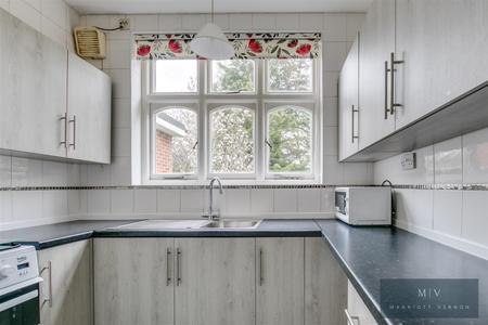 4 bedroom Detached house for sale in Great Woodcote Park, Purley