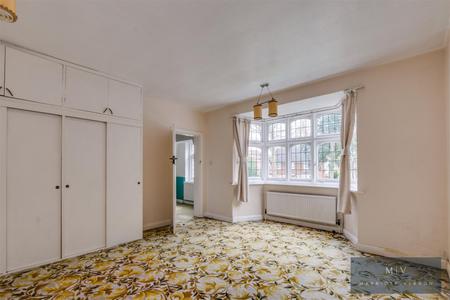 4 bedroom Detached house for sale in Great Woodcote Park, Purley