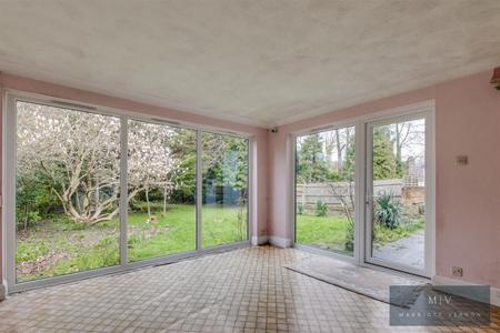 4 bedroom Detached house for sale in Great Woodcote Park, Purley