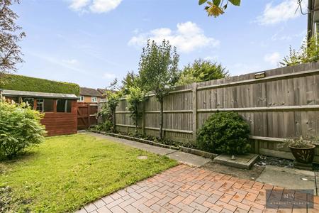2 bedroom Terraced House for sale in Hayes Walk, Smallfield