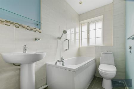 2 bedroom Terraced House for sale in Hayes Walk, Smallfield