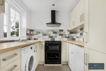 2 bedroom Terraced House for sale in Hayes Walk, Smallfield