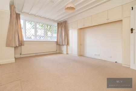 3 bedroom Semi-detached house for sale in Brickwood Road, East Croydon