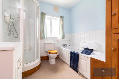 3 bedroom Semi-detached house for sale in Brickwood Road, East Croydon