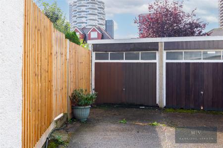3 bedroom Semi-detached house for sale in Brickwood Road, East Croydon