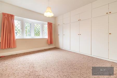 3 bedroom Semi-detached house for sale in Brickwood Road, East Croydon