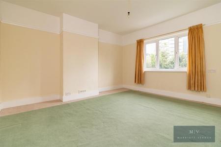 3 bedroom Semi-detached house for sale in Brickwood Road, East Croydon