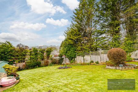 5 bedroom Detached house for sale in Beech Way, South Croydon