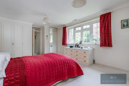 5 bedroom Detached house for sale in Beech Way, South Croydon