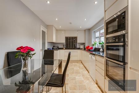 5 bedroom Detached house for sale in Beech Way, South Croydon