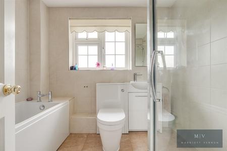 5 bedroom Detached house for sale in Beech Way, South Croydon