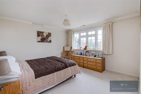 5 bedroom Detached house for sale in Beech Way, South Croydon