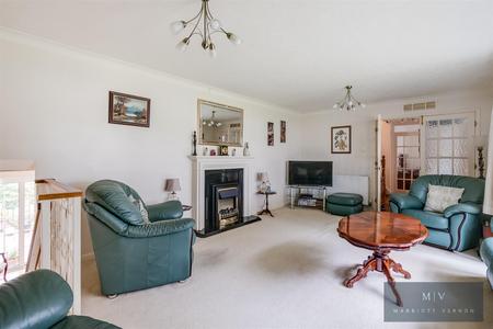 5 bedroom Detached house for sale in Beech Way, South Croydon