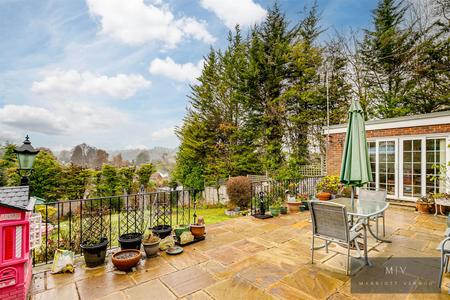 5 bedroom Detached house for sale in Beech Way, South Croydon