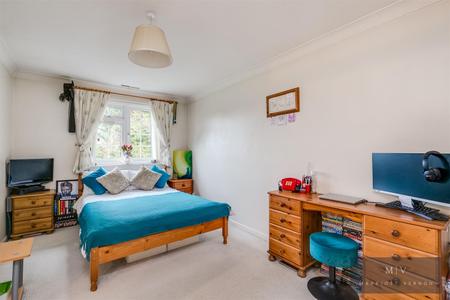 5 bedroom Detached house for sale in Beech Way, South Croydon