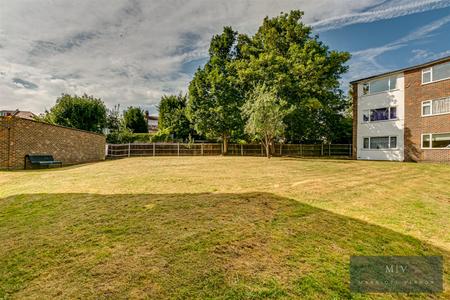 2 bedroom Flat for sale in St. Augustines Avenue, South Croydon