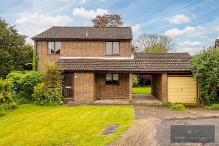 4 bedroom Detached house for sale in Maywater Close, South Croydon