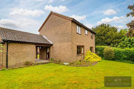 4 bedroom Detached house for sale in Maywater Close, South Croydon