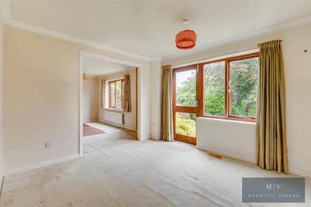 4 bedroom Detached house for sale in Maywater Close, South Croydon