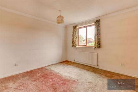 4 bedroom Detached house for sale in Maywater Close, South Croydon