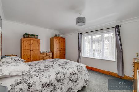 2 bedroom Semi-detached house for sale in Alexandra Road, Warlingham
