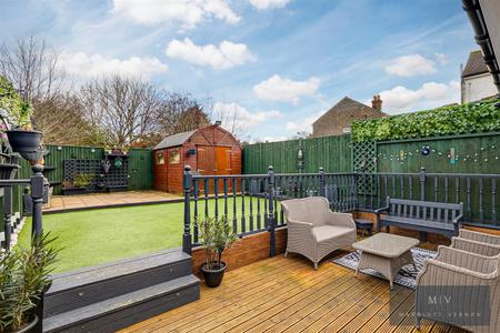 2 bedroom Semi-detached house for sale in Alexandra Road, Warlingham