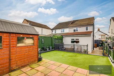 2 bedroom Semi-detached house for sale in Alexandra Road, Warlingham