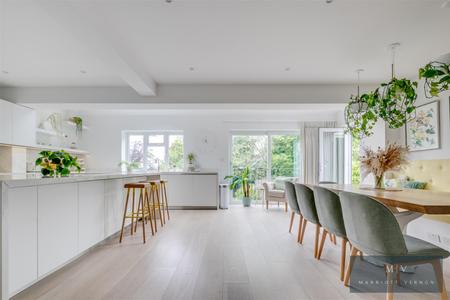 4 bedroom Detached house for sale in Hurst View Road, South Croydon