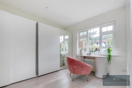 4 bedroom Detached house for sale in Hurst View Road, South Croydon