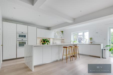 4 bedroom Detached house for sale in Hurst View Road, South Croydon