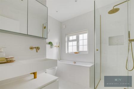 4 bedroom Detached house for sale in Hurst View Road, South Croydon