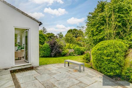 4 bedroom Detached house for sale in Hurst View Road, South Croydon