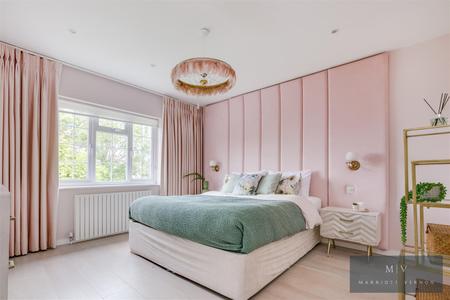 4 bedroom Detached house for sale in Hurst View Road, South Croydon