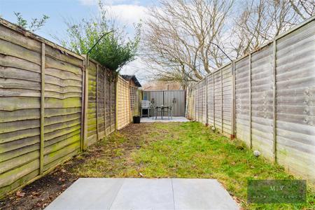 1 bedroom Terraced House for sale in Sandpiper Way, Orpington